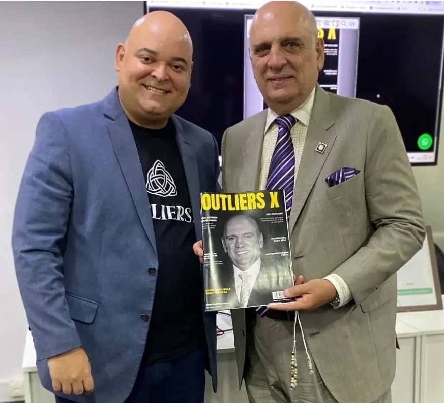 Wagner Motta e Janguiê Diniz com a revista OutliersX