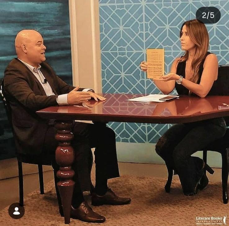 Entrevista em estúdio de TV sobre O Código da Realização